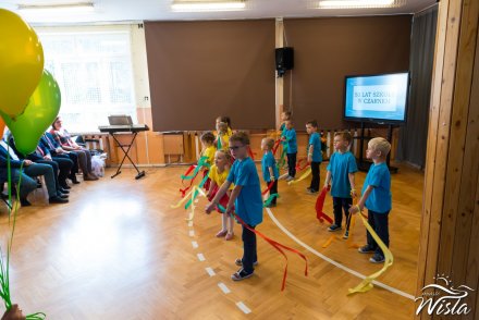 Uczniowie w czasie występów na jubileuszu